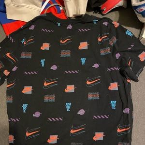 This shirt is a Large, it’s black, it’s very comfy and stylish.